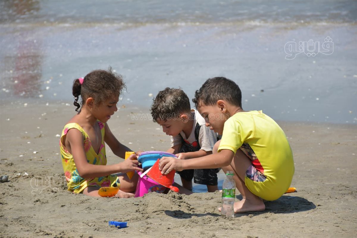 الأطفال يلعبون على شاطيء بورسعيد، فيتو