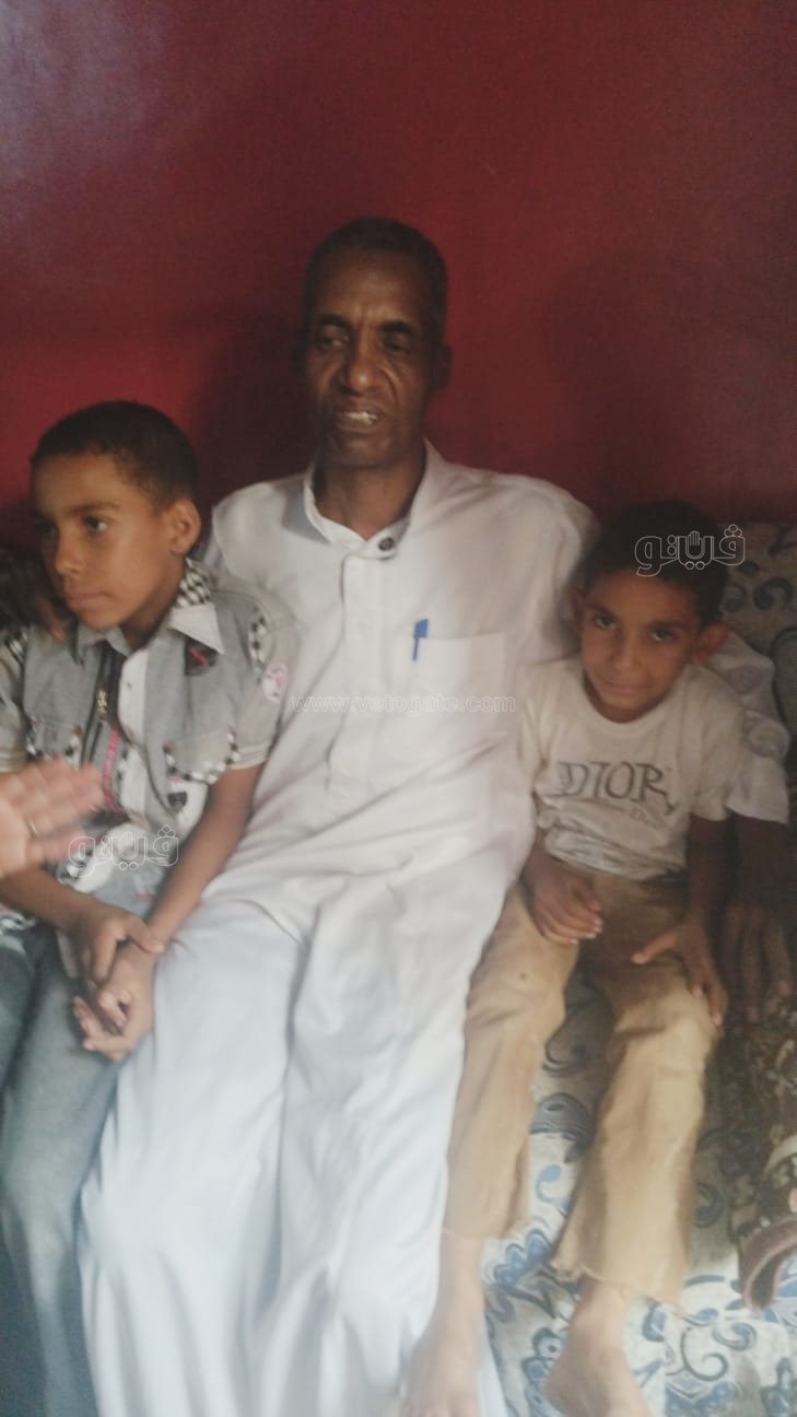 عم طارق بطل مزلقان بني سويف وسط ابنائه