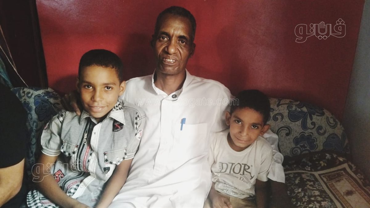 عم طارق بطل مزلقان بني سويف وسط ابنائه