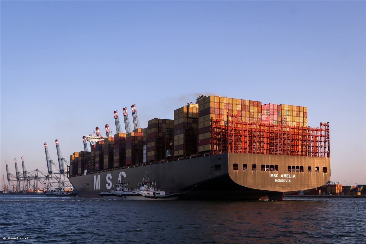 السفينة ترسو علي رصيف ميناء دمياط