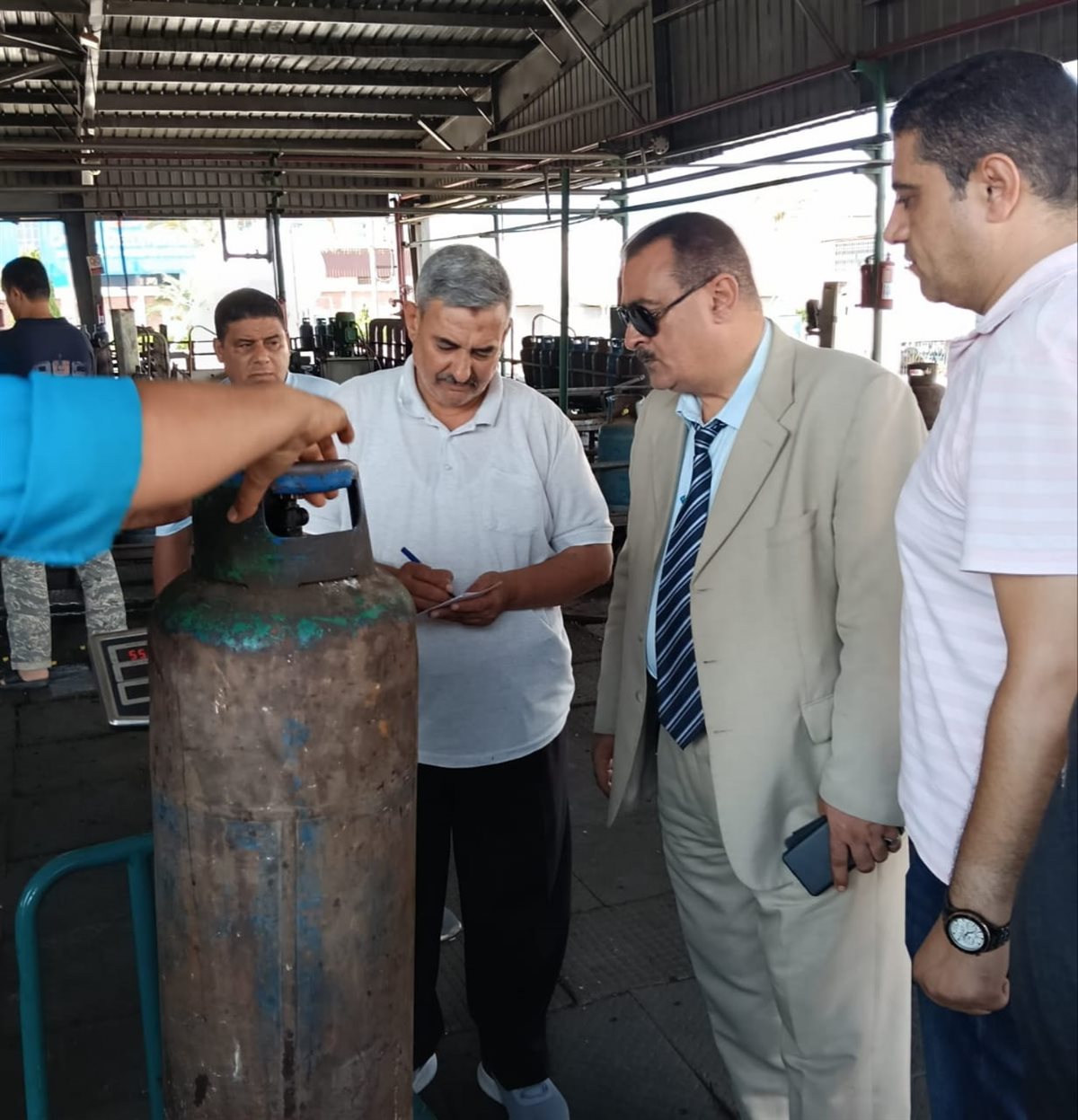 حملة تموينية على عدد من محطات تعبئة أسطوانات الغاز