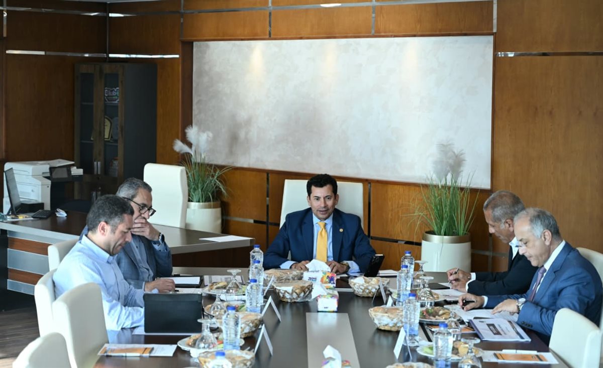 وزيرا الرياضة والإسكان يناقشان إنشاء فرع جديد من سلسلة نادي النادي بالعلمين