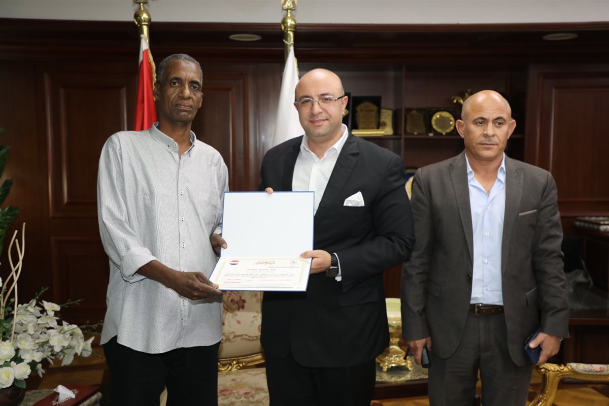 شهادة تقدير ومكافأة مالية لبطل مزلقان بني سويف