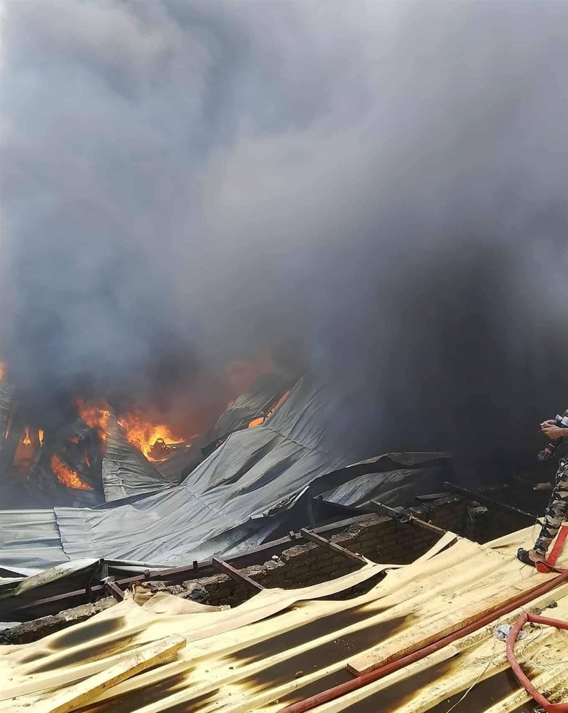 حريق ضخم يلتهم مصنع بلاستيك في دمياط الجديدة