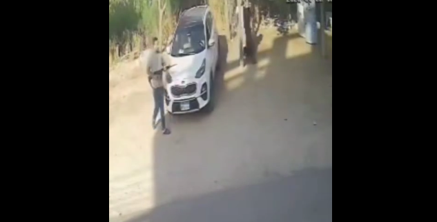 أشخاص يهددون المارة بالأسلحة الرشاشة، فيتو