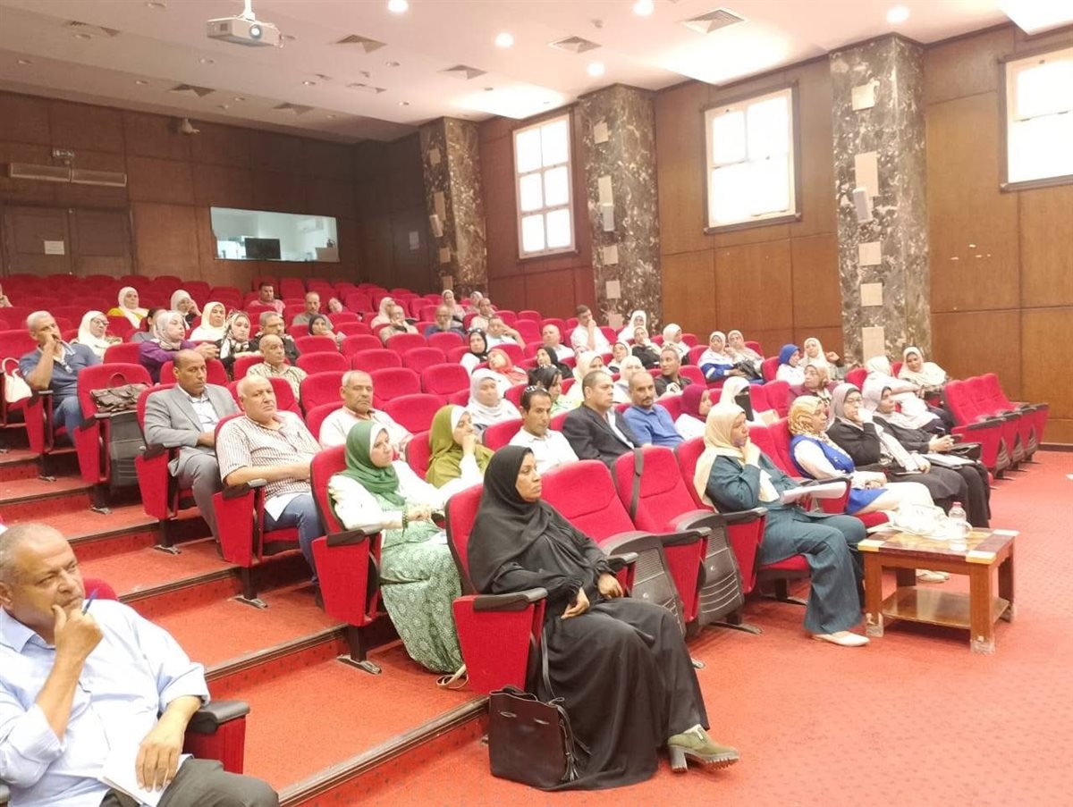 اجتماع مديري مدارس البحيرة لإتمام استعدادات المحافظة لاستقبال العام الدراسي الجديد، فيتو