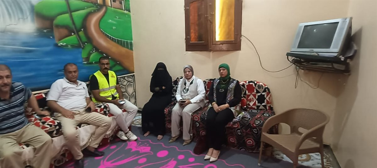 وكيل وزارة التضامن ببني سويف تزور والدة أطقال دلجا