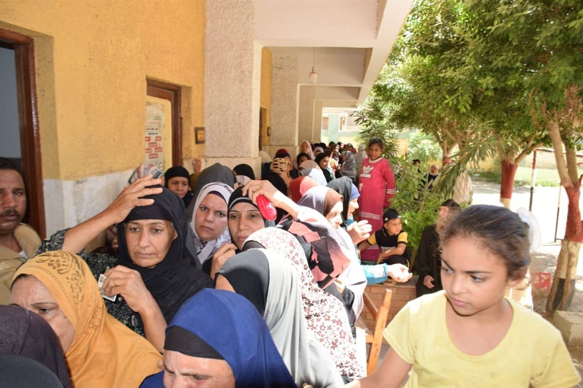 طوابير الشباب والفتايات تصطف أمام لجان الشيوخ بقرية دلاص ببني سويف