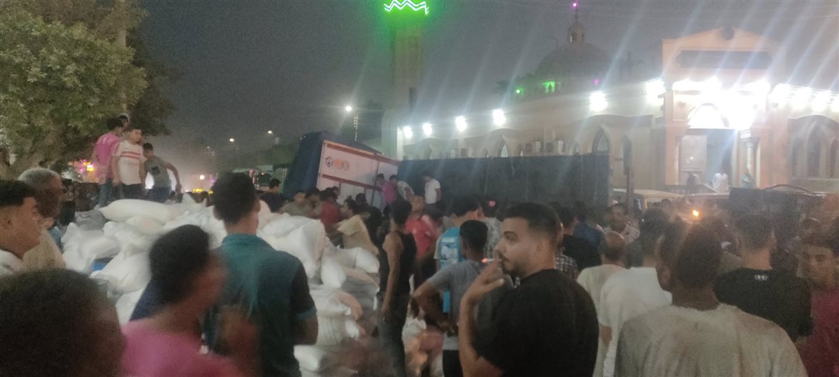 انقلاب سيارة نقل محملة بالدقيق بالبدرشين