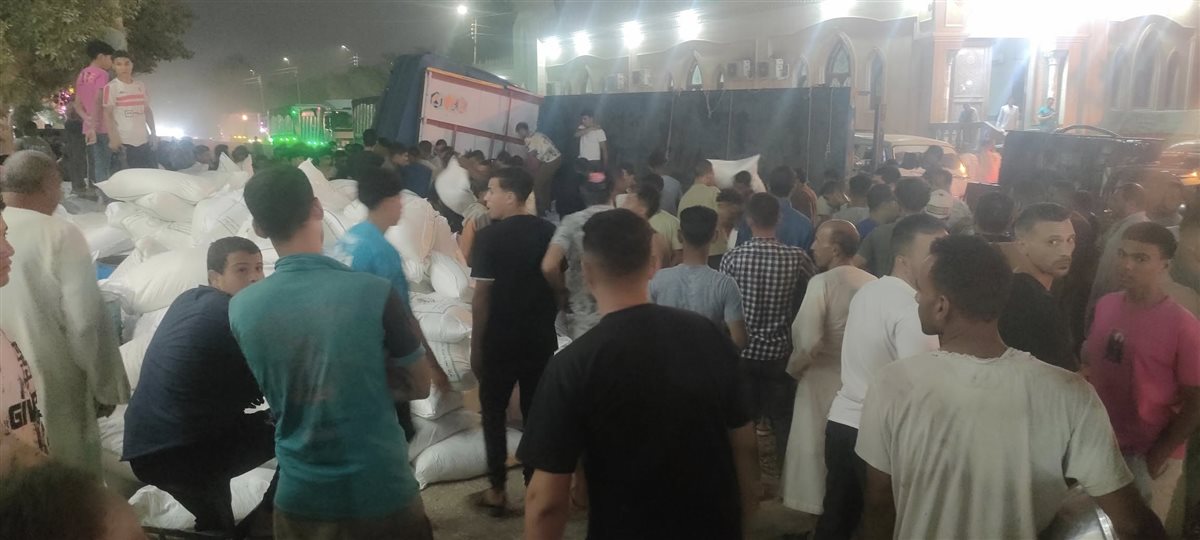 انقلاب سيارة نقل محملة بالدقيق بالبدرشين