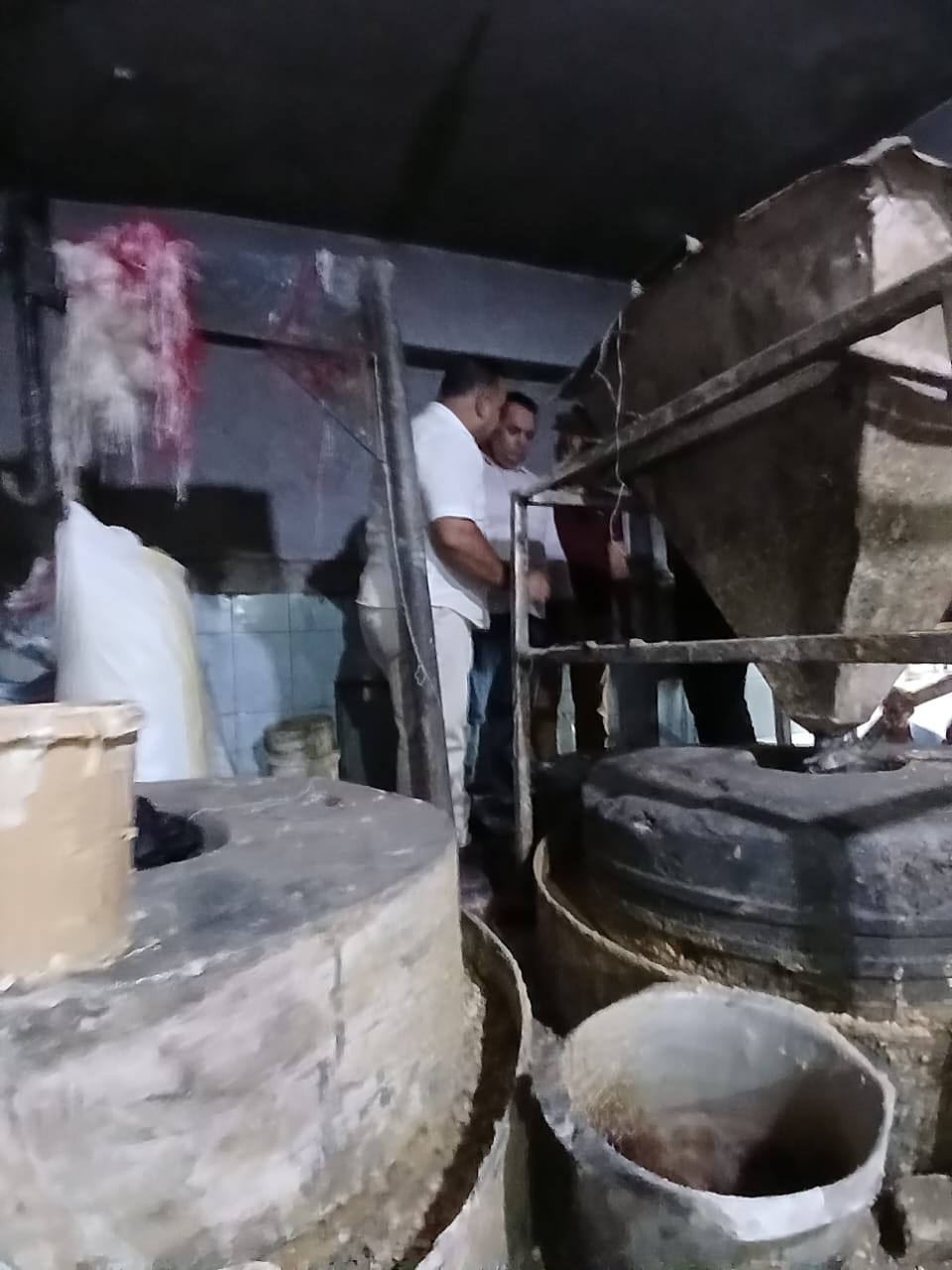 صحة الشرقية تغلق مصنع حلويات غير مرخص وتعدم منتجات فاسدة تهدد صحة المواطنين،فيتو