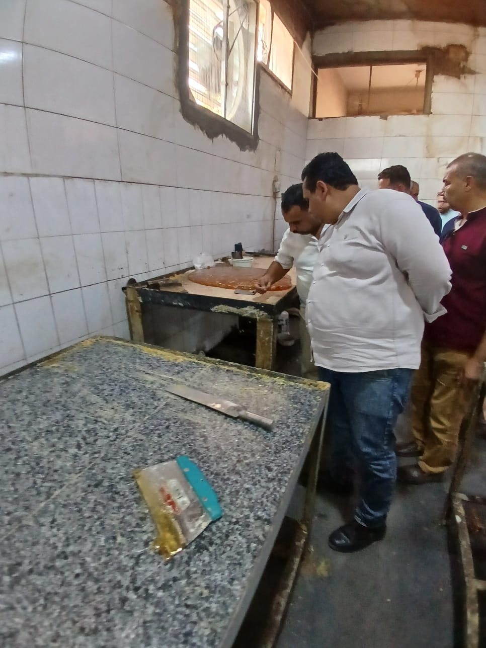 صحة الشرقية تغلق مصنع حلويات غير مرخص وتعدم منتجات فاسدة تهدد صحة المواطنين،فيتو