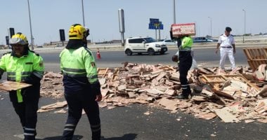 انقلاب سيارة نقل محملة سيراميك بالطريق الأوسطي