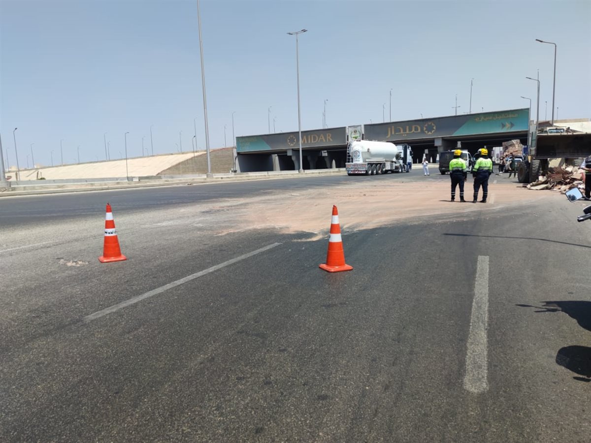 انقلاب سيارة نقل محملة سيراميك بالطريق الأوسطي