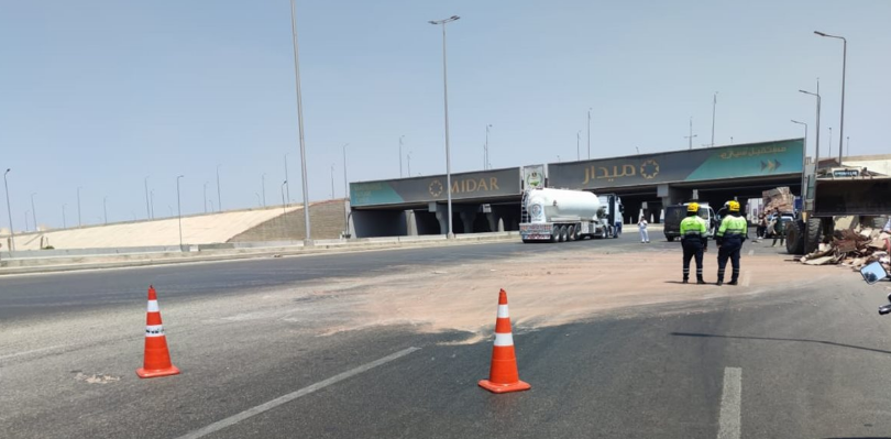 انقلاب سيارة نقل محملة سيراميك بالطريق الأوسطي