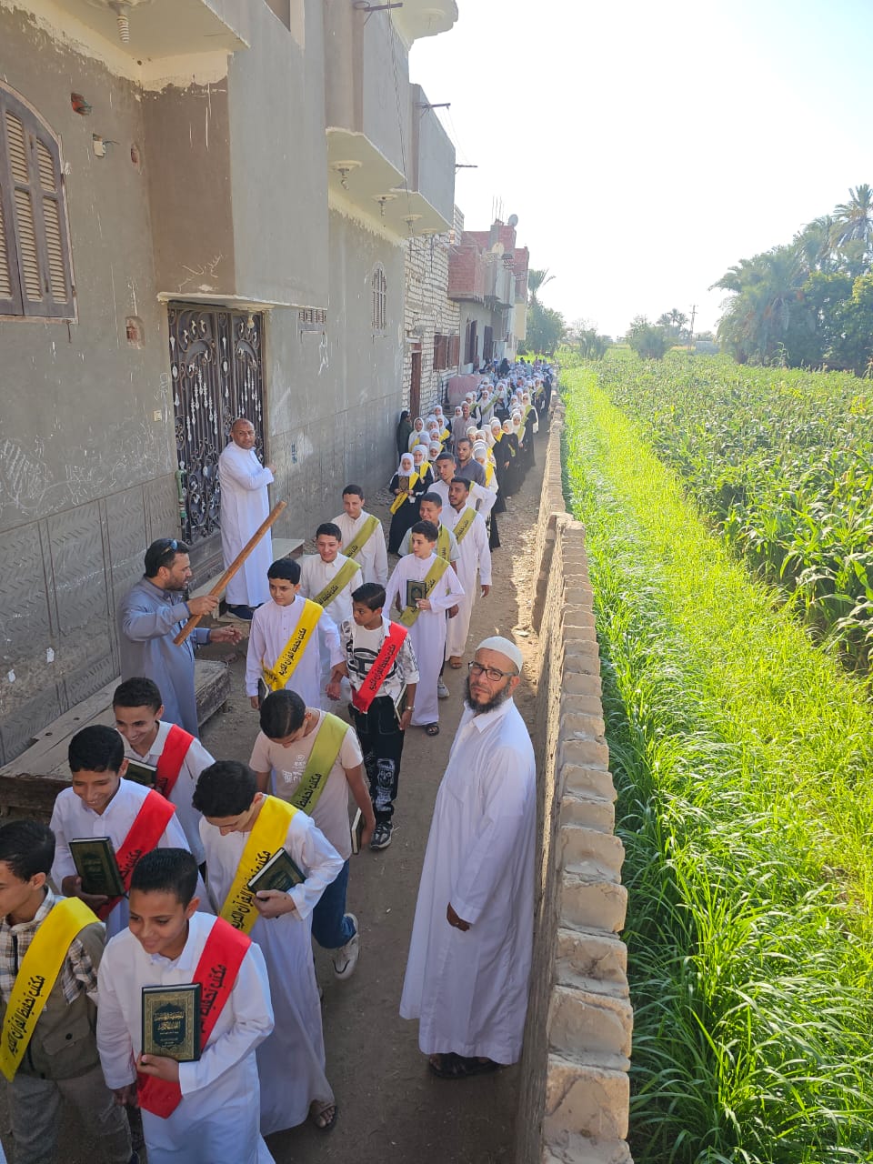 مسيرة بالمصاحف لـ حافظي القرآن الكريم كاملًافي قرية أبو بشت بمركز مغاغة بالمنيا، فيتو