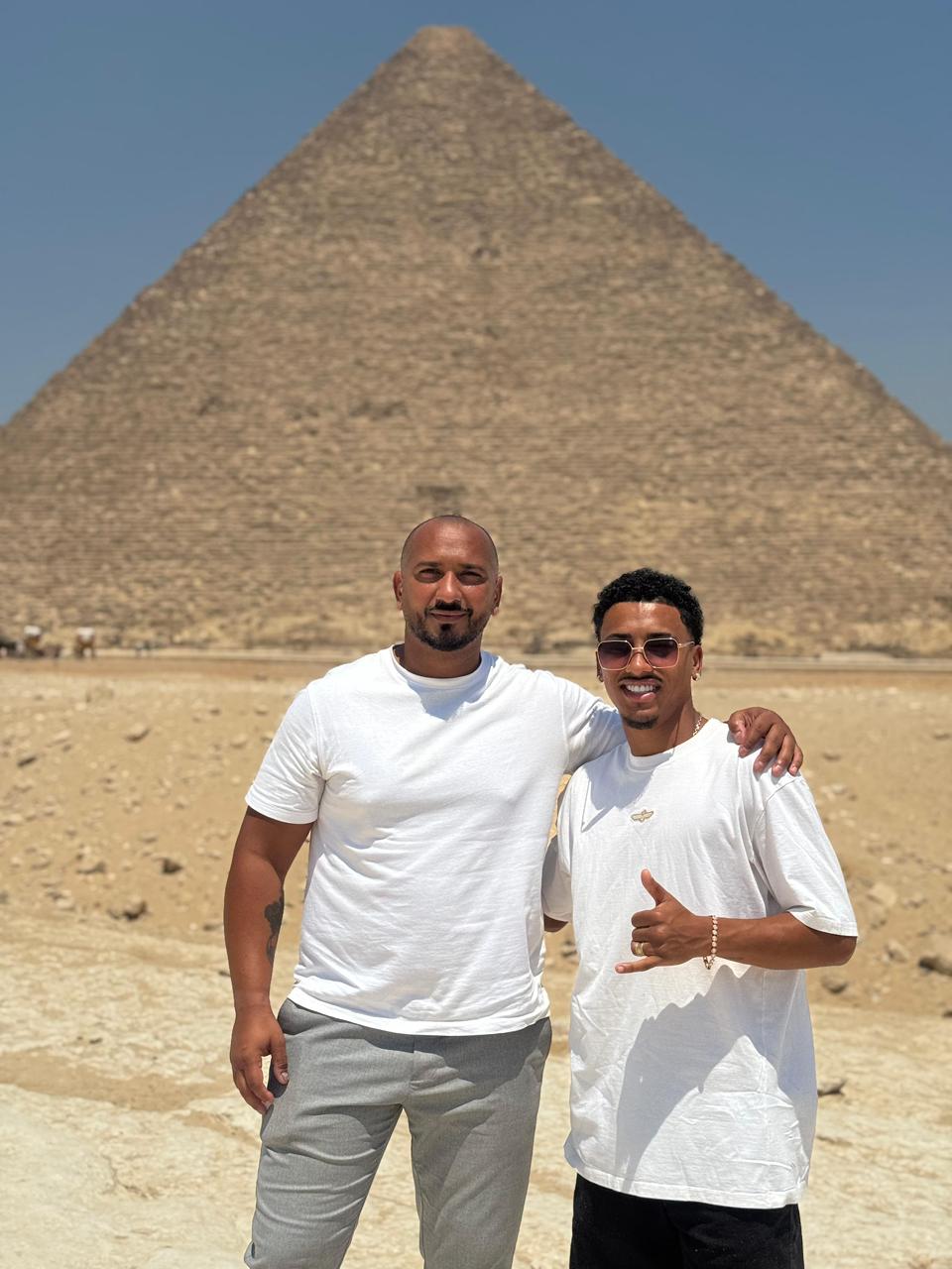 خوان ألفينا مع والده في زيارة الأهرامات، فيتو