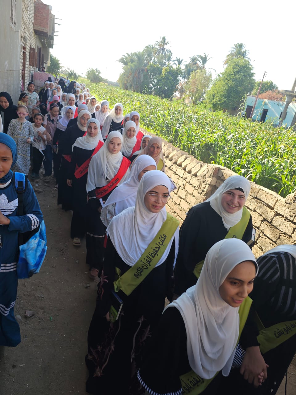 مسيرة بالمصاحف لـ حافظي القرآن الكريم كاملًا في قرية أبو بشت بمركز مغاغة بالمنيا، فيتو