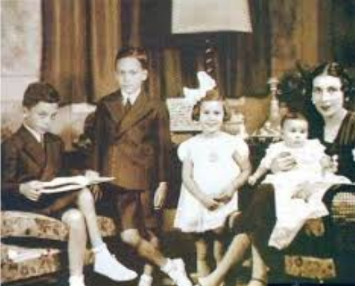 لطيفة هانم مع أطفالها ومنهم جيدة هانم، فيتو