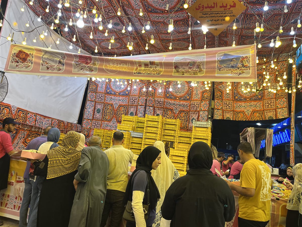 اقبال مواطني البحيرة على شراء حلاوة المولد، فيتو