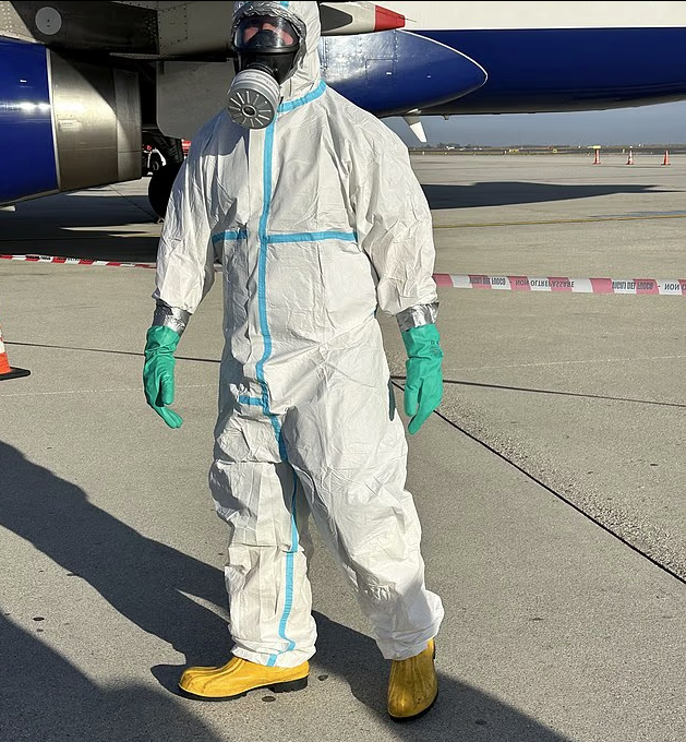 الطواقم الطبية في إيطاليا يتجهون للطائرة البريطانية بالملابس الواقية، فيتو