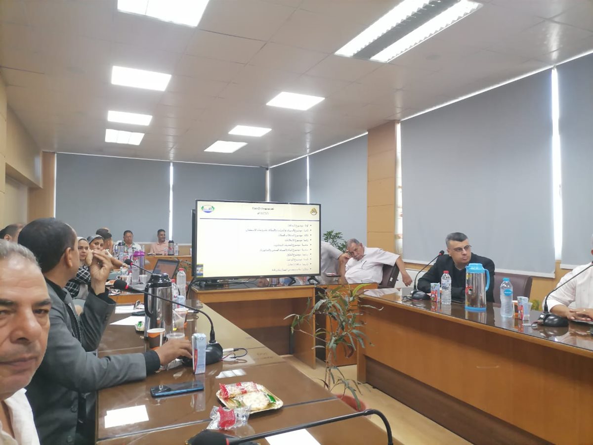 المهندس أشرف فتحي محمود رئيس جهاز تنمية المدينة، يجتمع مع مجموعة من سكان الأحياء المختلفة