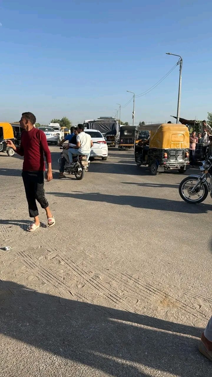 انقلاب أتوبيس عمال بمدخل طريق 