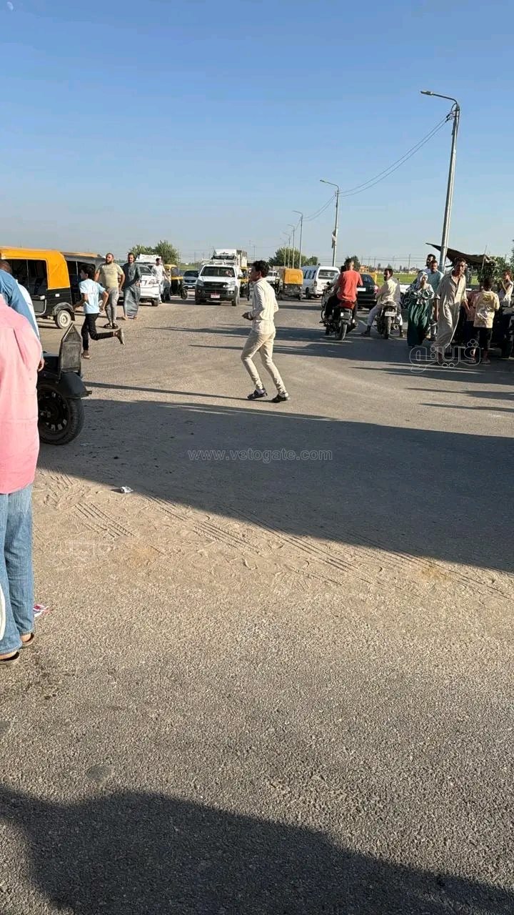 انقلاب أتوبيس عمال بمدخل طريق 