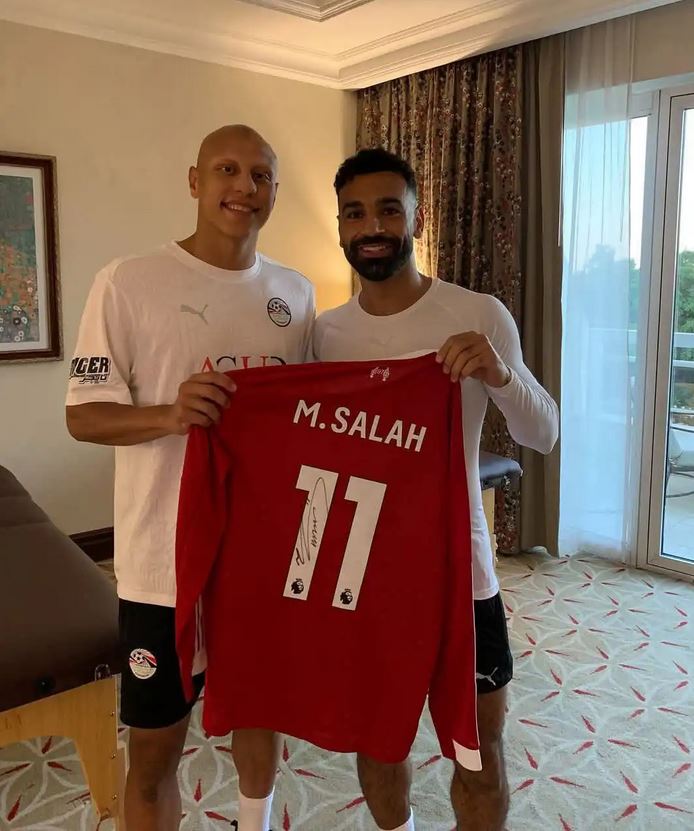 هدية محمد صلاح لـ عمرو الجزار