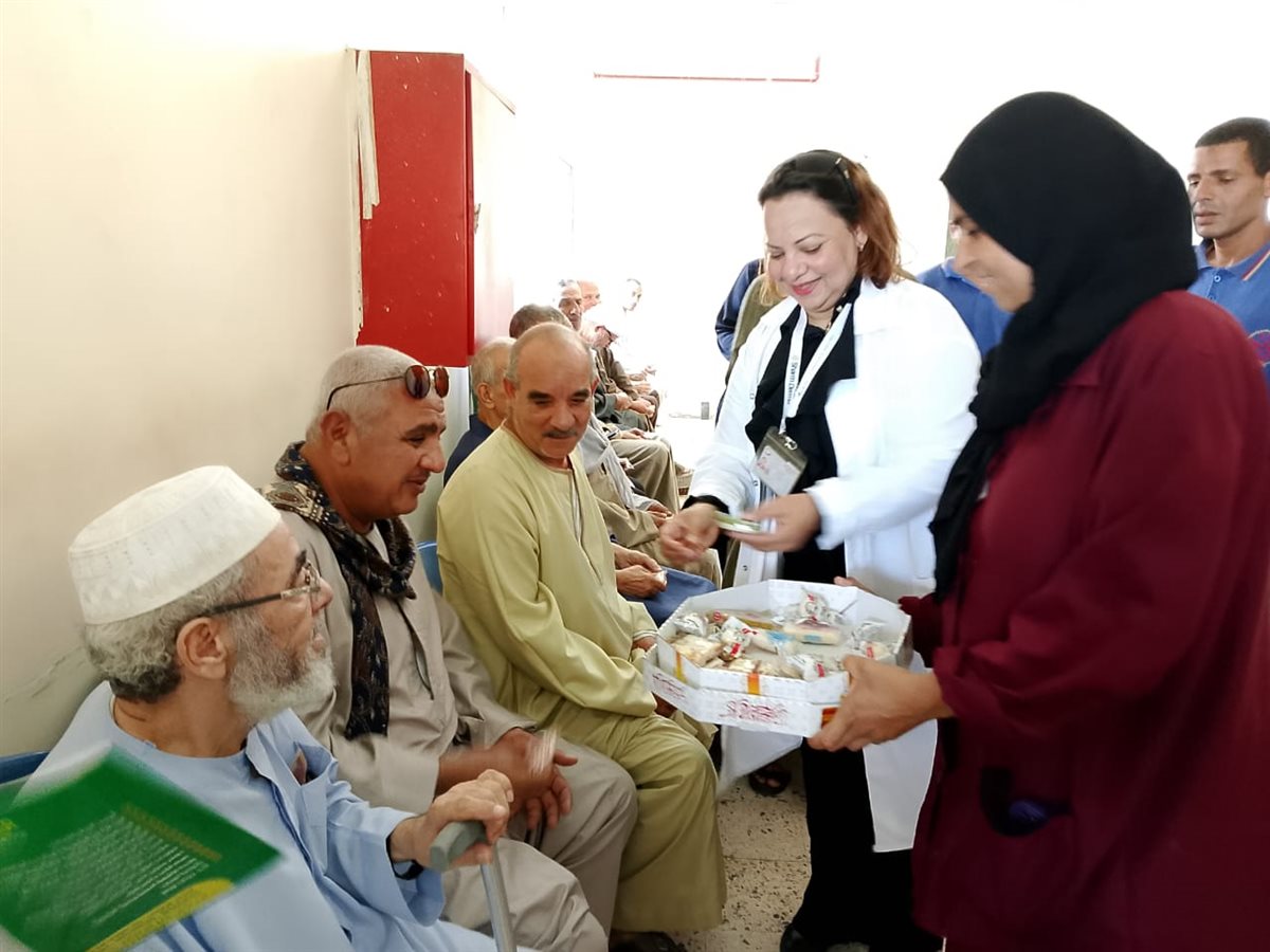 طبيبة مسيحية توزع حلوى المولد على المرضى ببني سويف