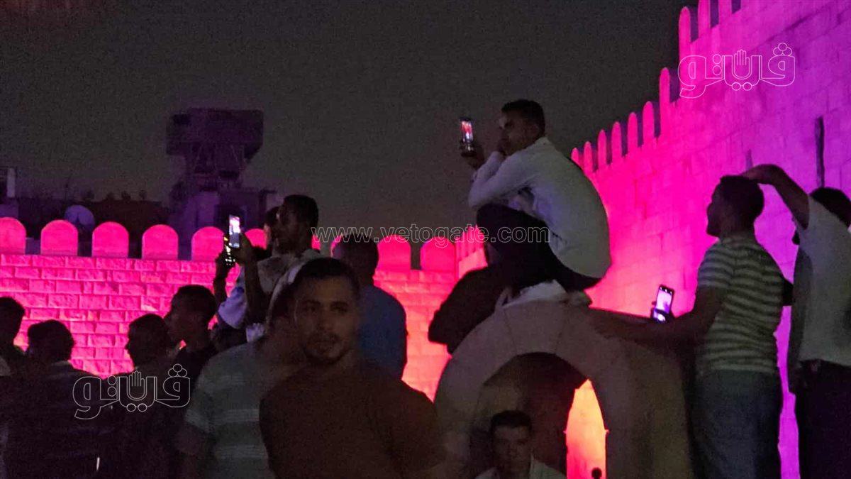 جمهور التهامي يعتلي سور القاهرة الشمالي للاستماع لأغانيه في احتفالية المولد النبوي (1)