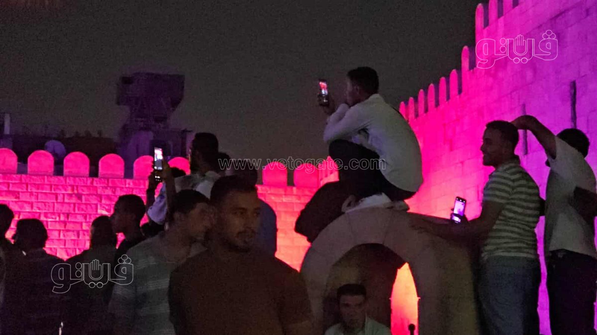 جمهور التهامي يعتلي سور القاهرة الشمالي للاستماع لأغانيه في احتفالية المولد النبوي (2)