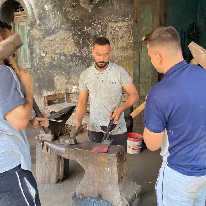 ثلاث أشقاء في المنيا يعملون في مهنة الحدادة بقلوب من حديد.، فيتو 