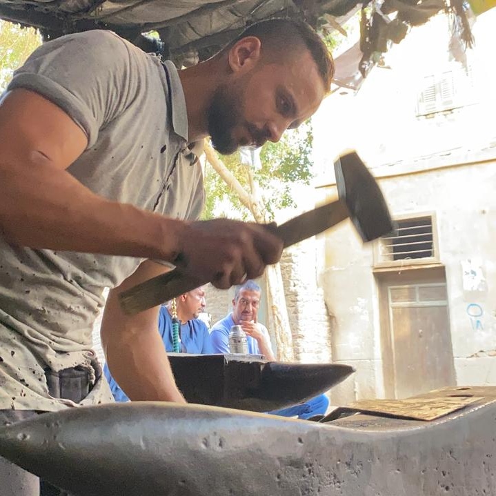 ثلاث أشقاء في المنيا يعملون في مهنة الحدادة بقلوب من حديد.، فيتو 