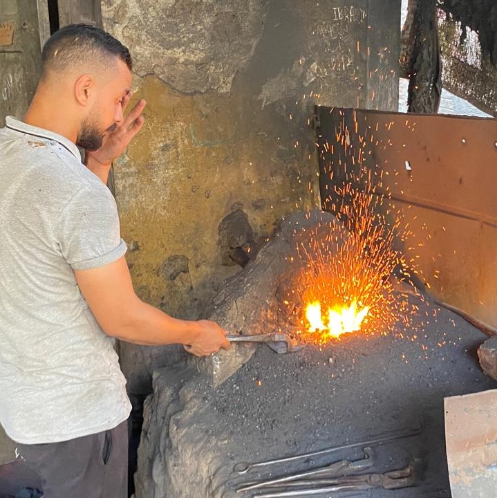 ثلاث أشقاء في المنيا يعملون في مهنة الحدادة بقلوب من حديد.، فيتو 