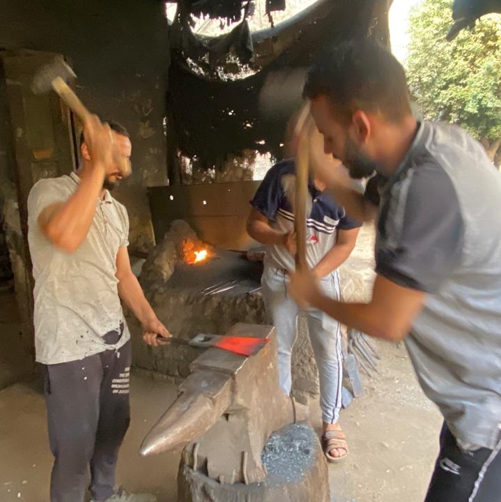 ثلاث أشقاء في المنيا يعملون في مهنة الحدادة بقلوب من حديد.، فيتو 