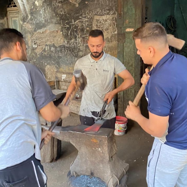 ثلاث أشقاء في المنيا يعملون في مهنة الحدادة بقلوب من حديد.، فيتو 