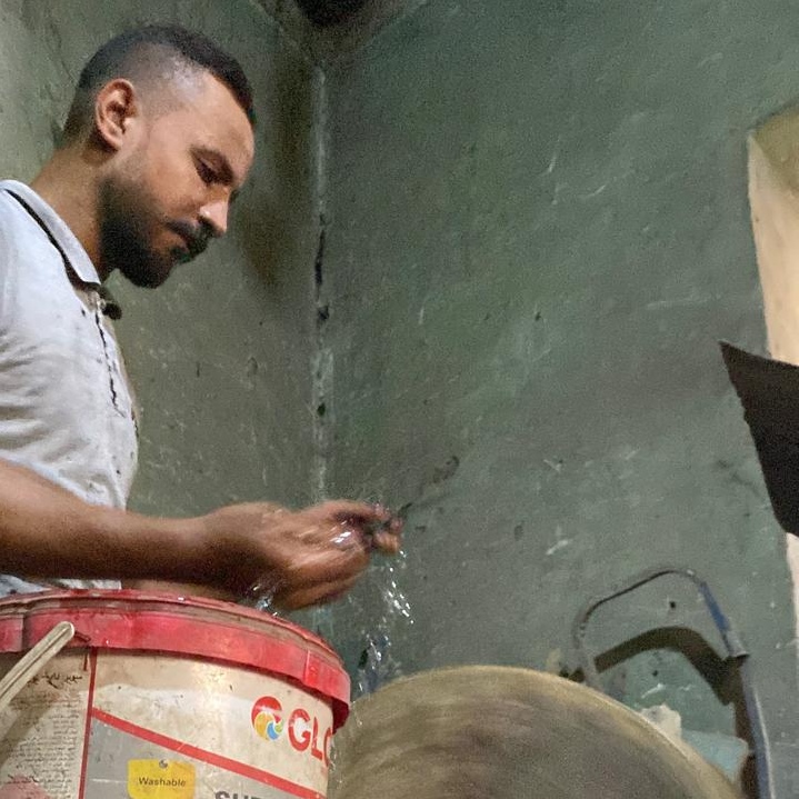 ثلاث أشقاء في المنيا يعملون في مهنة الحدادة بقلوب من حديد.، فيتو 