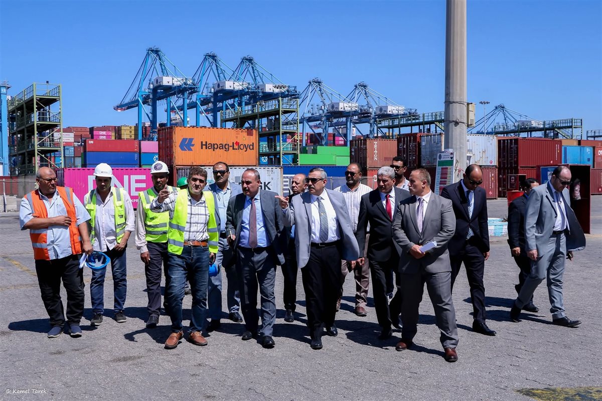 لجنة التفتيش تراجع إجراءات السلامة بميناء دمياط