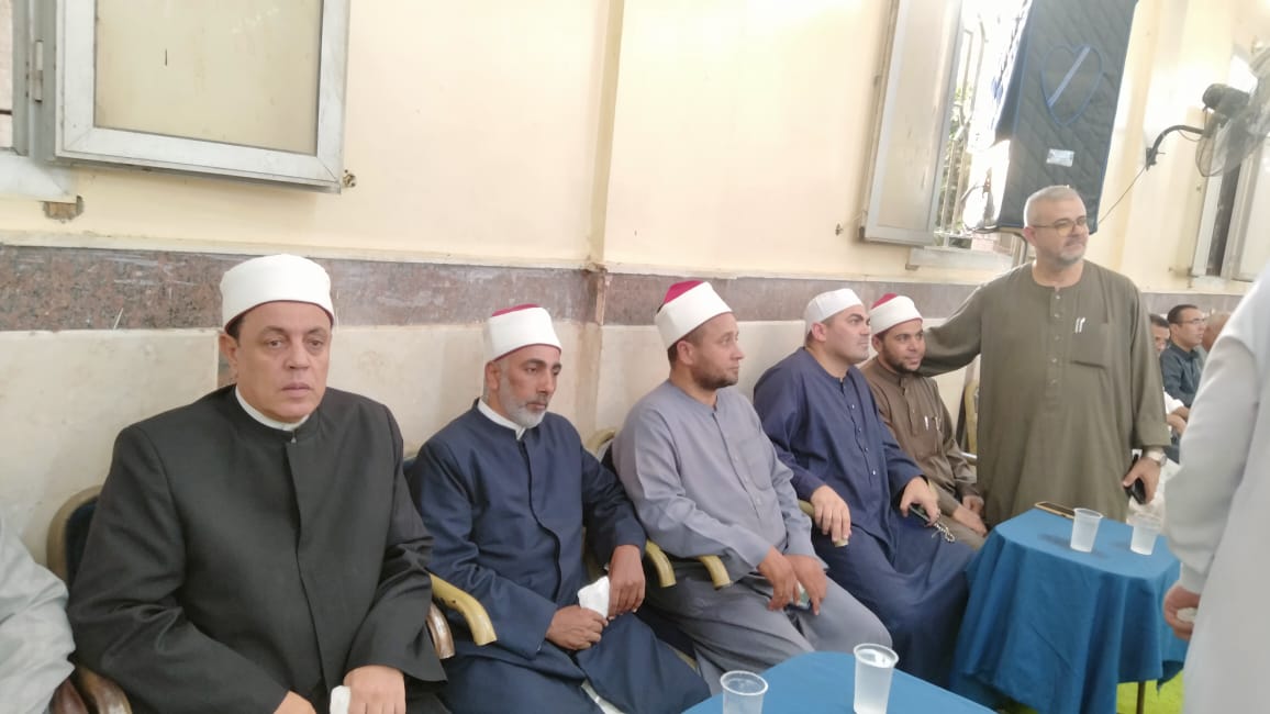 جانب من تقديم واجب العزاء، فيتو