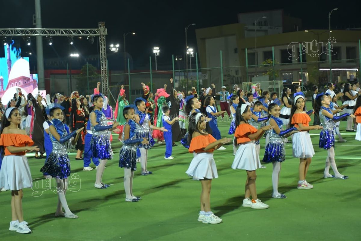  فرق  عجميات تتألق خلال افتتاح البطولة، فيتو