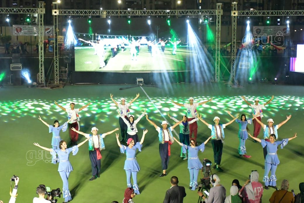 فرق عجميات تتألق خلال افتتاح البطولة، فيتو