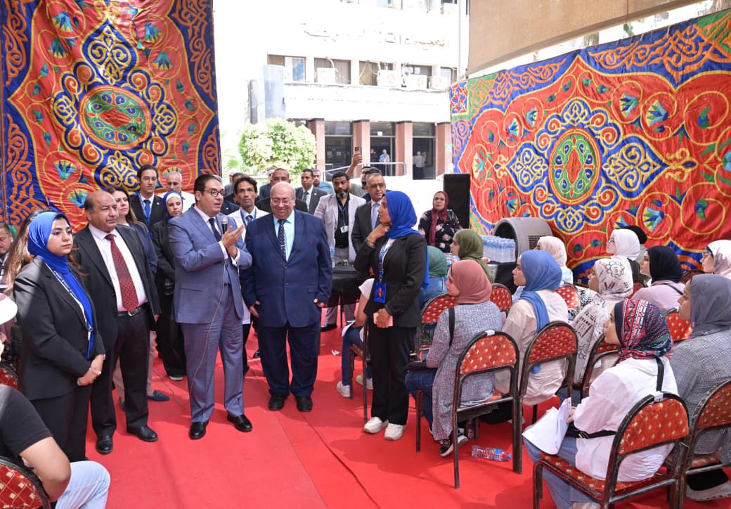 الكشف الطبي على الطلاب الجدد بجامعة القاهرة 