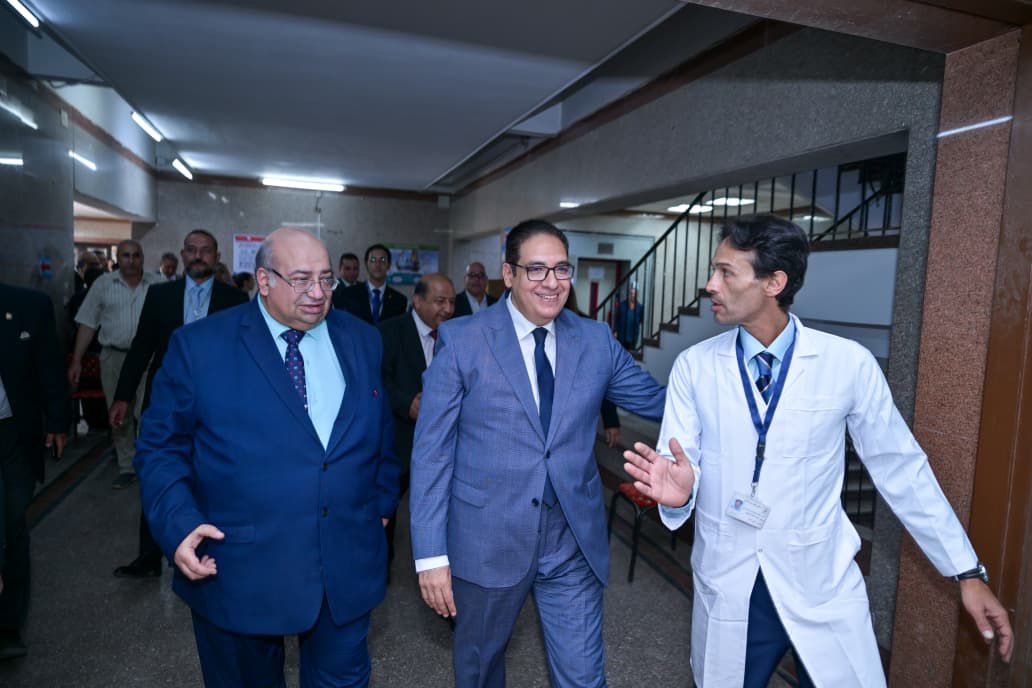 الكشف الطبي على الطلاب الجدد بجامعة القاهرة 