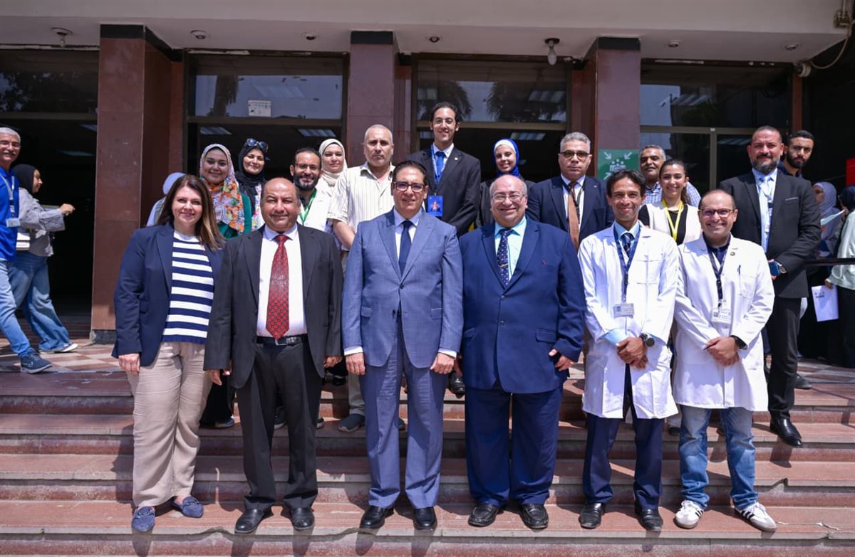 الكشف الطبي على الطلاب الجدد بجامعة القاهرة 