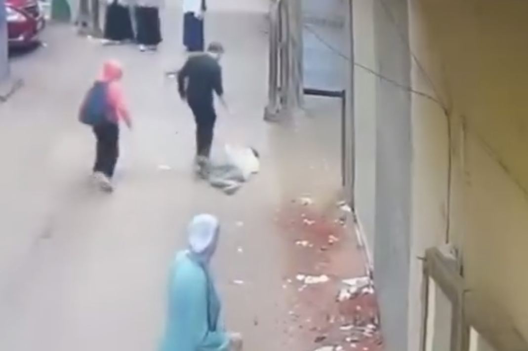 الشاب يوسع الطفل ضربًا ويسقطه على الأرض، فيتو