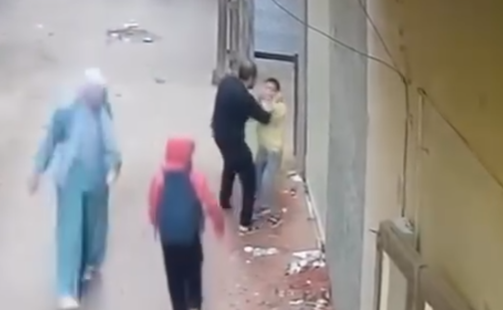 شاب ضرب الطفل بشكل مبرح، فيتو