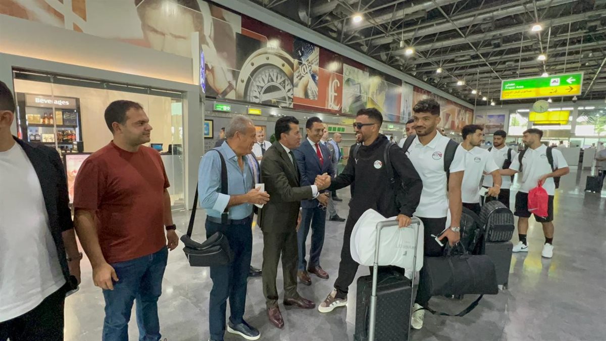 لمؤازرتهم قبل مواجهة بوركينا فاسو، أشرف صبحي يودع منتخب مصر بمطار القاهرة