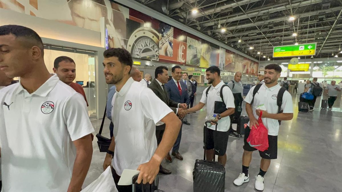 لمؤازرتهم قبل مواجهة بوركينا فاسو، أشرف صبحي يودع منتخب مصر بمطار القاهرة