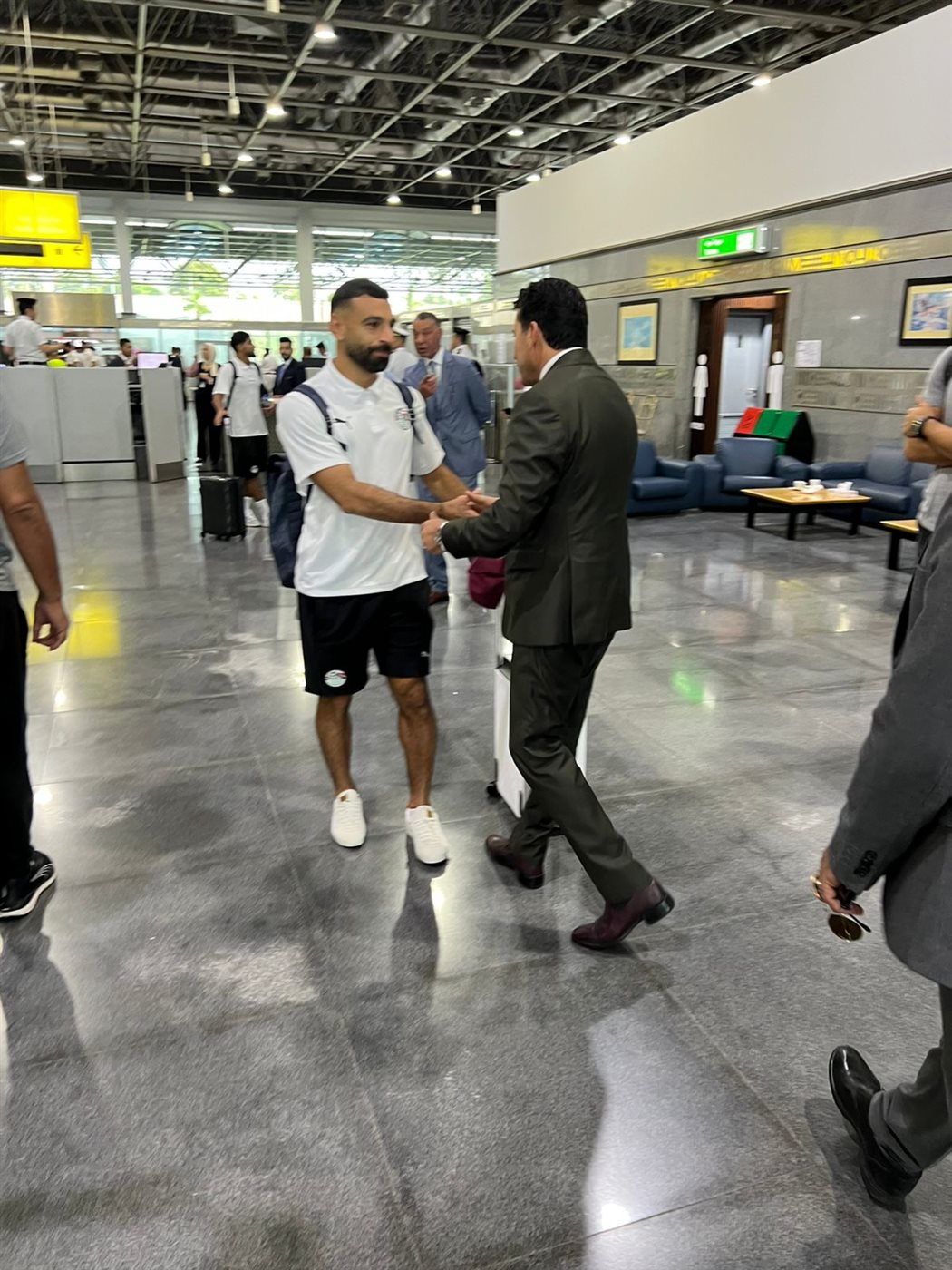 لمؤازرتهم قبل مواجهة بوركينا فاسو، أشرف صبحي يودع منتخب مصر بمطار القاهرة